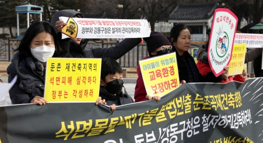 한산초등학교 비상대책위원회원들과 환경보건시민센터를 비롯한 시민단체 회원들이 18일 오전 서울 종로구 청와대 분수대 앞에서 석면폐기물 불법반출 아파트 재건축 현장 고발 기자회견을 연 모습. /사진=뉴스1 이승배 기자
