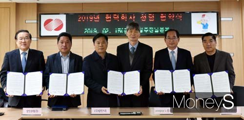 지난 15일 한전 광주전남본부와 협력사 대표 등이 반부패 청렴실천 협약을 체결하고 기념 촬영을 하고 있다. /사진=한전 광주전남본부 제공