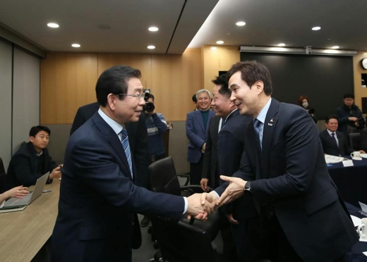 박원순 서울시장과 악수를 나누고 있는 서철모 화성시장. /사진제공=화성시