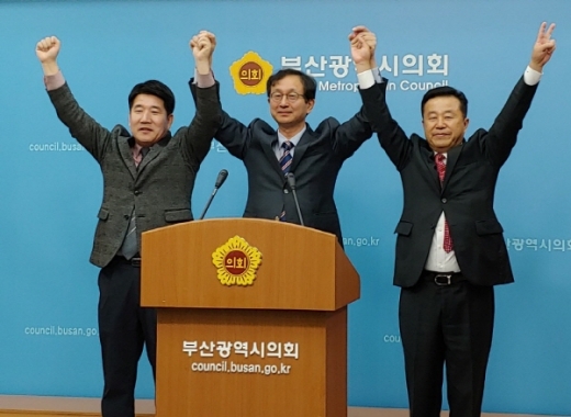 김쌍우 전 부산시의원(왼쪽)의 한국당 복당 선언에 함께 한 정승윤 위원장(가운데)과 이승우 전 군의원. /사진제공=김동기 기자