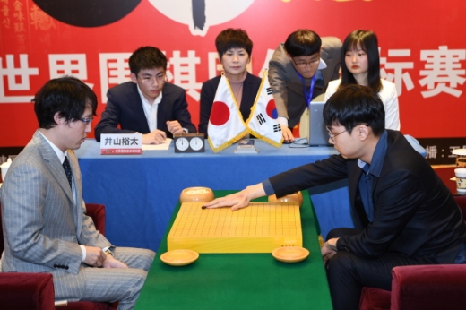 18일 농심신라면배에서 격돌한 박정환 9단(오른쪽)과 이야마 9단. /사진=한국기원