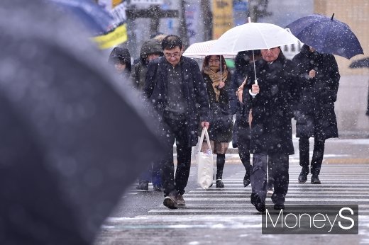 지난 15일 오전 서울 중구 광화문사거리에서 시민들이 출근길 발걸음을 재촉하고 있다. /사진=장동규 기자