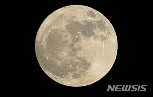 지난해 12월3일 제주 하늘에 뜬 슈퍼문. /사진=뉴시스 DB