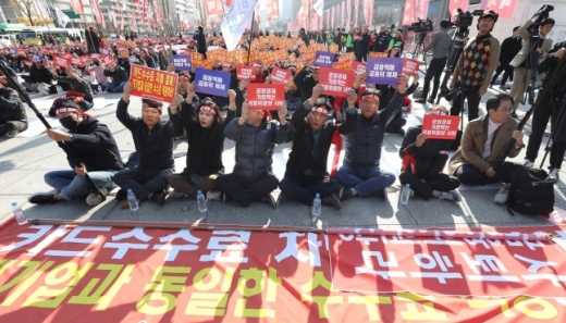 한국마트협회와 한국중소상인자영업자총연합회 등 상인단체로 구성된 불공정 카드수수료 차별철폐 전국투쟁본부 회원들이 지난해 11월13일 서울 광화문광장에서 '불공정 카드수수료 차별철폐 1차 자영업 총궐기대회'를 열고 있다. /사진=뉴시스