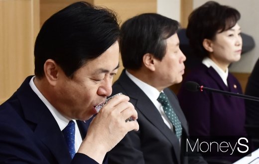 [머니S포토] 목 축이는 김영춘 해수부 장관