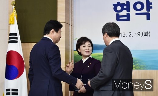 [머니S 포토] 협약 체결 후 밝은 미소의 장관들