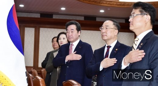 [머니S포토] 국민의례 갖는 이낙연 총리