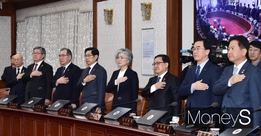 [머니S포토] 한자리에 모인 국무위원들