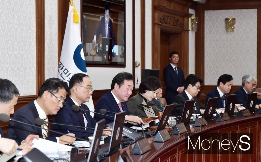 [머니S포토] 탕탕탕! 제7회 국무회의 시작