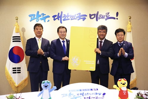 왼쪽부터 기영옥 단장, 이용섭 구단주, 정원주 대표이사, 김경호 체육진흥과장. /사진제공=광주FC
