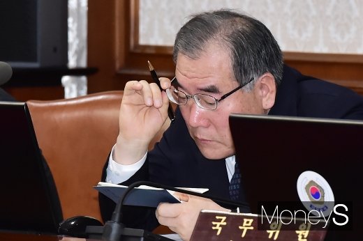 [머니S포토] 검역 관련발언 정리하는 이개호 장관