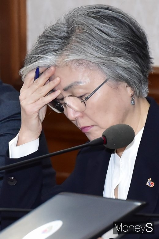 [머니S포토] 제7회 국무회의, 고심하는 강경화 외교부 장관