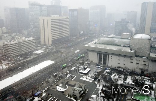 [머니S포토] 정부서울청사에서 바라본 눈 덮인 광화문