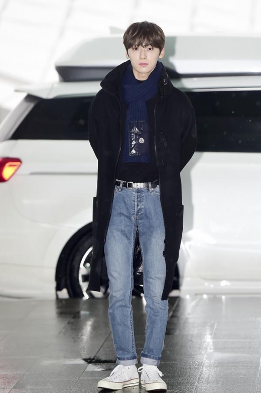 [★공항패션] 황민현, 멋짐폭발 남성 롱코트룩