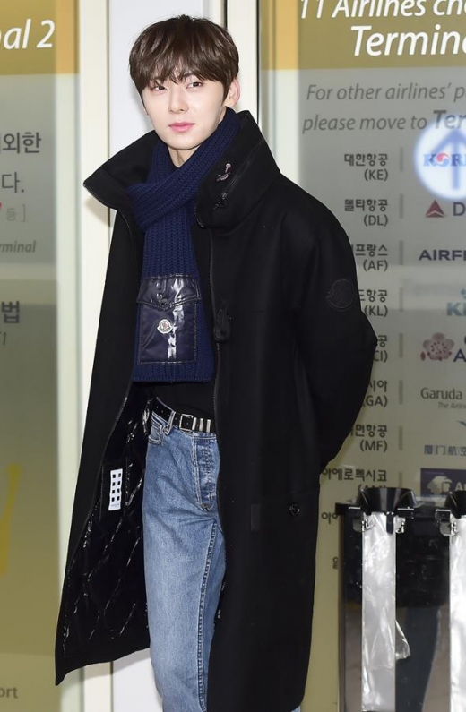 [★공항패션] 황민현, 멋짐폭발 남성 롱코트룩