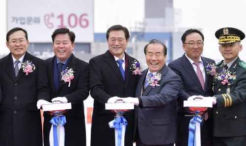 이용섭 광주광역시장(왼쪽 3번째)이 18일 오전 동구 금남로 전일빌딩 옥상에서 열린 전일빌딩 리모델링 기공식에서 김동찬 광주시의회 의장, 송갑석 의원, 장휘국 광주시교육감 등 내빈들과 기공식 세리머니를 하고 있다./사진제공=광주광역시