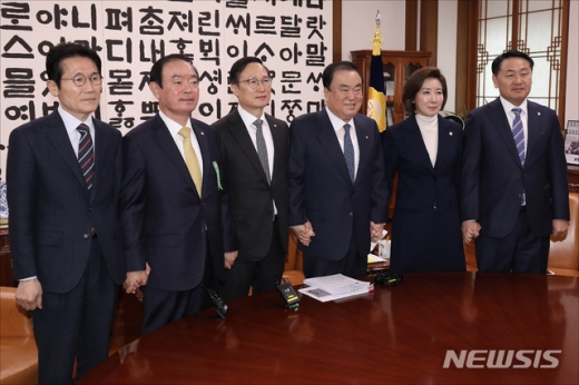 문희상 국회의장과 5당 원내대표가 19일 오전 서울 영등포구 여의도 국회에서 열린 국회의장 주재 5당 원내대표 회동에서 기념촬영을 하고 있다. 왼쪽부터 윤소하 정의당, 장병완 민주평화당, 홍영표 더불어민주당 원내대표, 문희상 의장, 나경원 자유한국당, 김관영 바른미래당 원내대표. /사진=뉴시스 박영태 기자