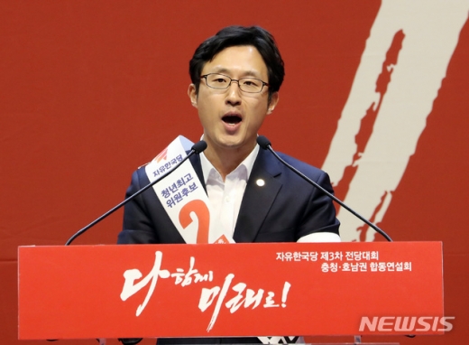 지난 14일 오후 대전 한밭체육관에서 열린 자유한국당 제3차 전당대회 호남 충청권 합동연설회에서 김준교 청년최고위원 후보자가 지지를 호소하고 있다. /사진=뉴시스