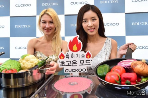 19일 오전 서울 중구 바캉스커피에서 '초고온 하이브리드 인덕션레인지'의 신제품을 쿠쿠전자 모델들이 홍보하고 있다. / 사진=장동규 기자