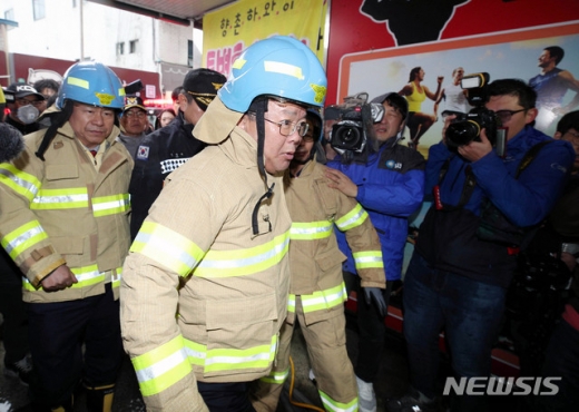 김부겸 행정안전부 장관이 19일 낮 대구 중구 포정동 사우나 건물 화재 현장을 방문, 소방본부로부터 화재 수습 상황을 보고 받은 뒤 사고현장을 둘러보고 있다. /사진=뉴시스 우종록 기자