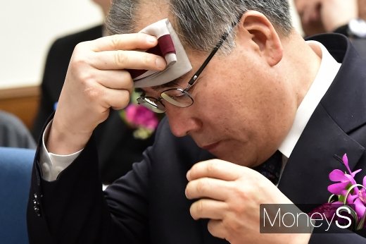 [머니S포토] 흐르는 땀 닦는 이개호