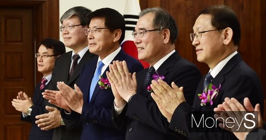 [머니S포토] 기후변화대응 토론, 박수치는 이개호