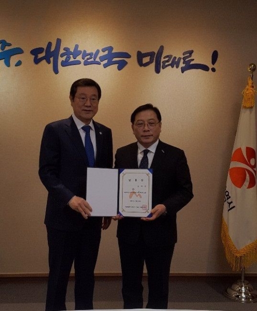 19일 광주복지재단 이사장인 이용섭 광주광역시장(왼쪽)이 김백수 전 국민건강보험공단 광주지역본부장에게 임명장을 수여하고 기념촬영하고 있다./사진제공=광주복지재단