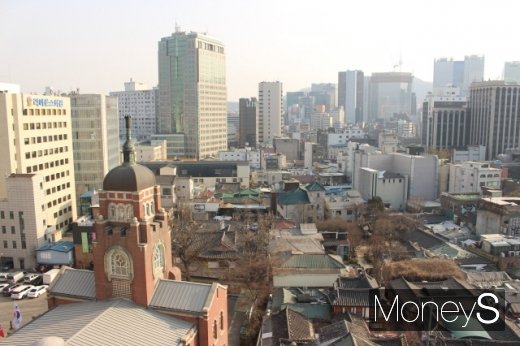 천도교 중앙대교당(왼쪽)과 인사동. 인사동 골목에는 1919년 3월1일 당시 수많은 학생들이 '오후 2시'를 위해 대기하고 있었다. /사진=박정웅 기자