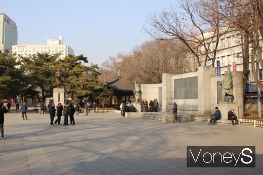 탑골공원의 손병희 선생 동상, 선언서와 3·1운동 조형물. /사진=박정웅 기자