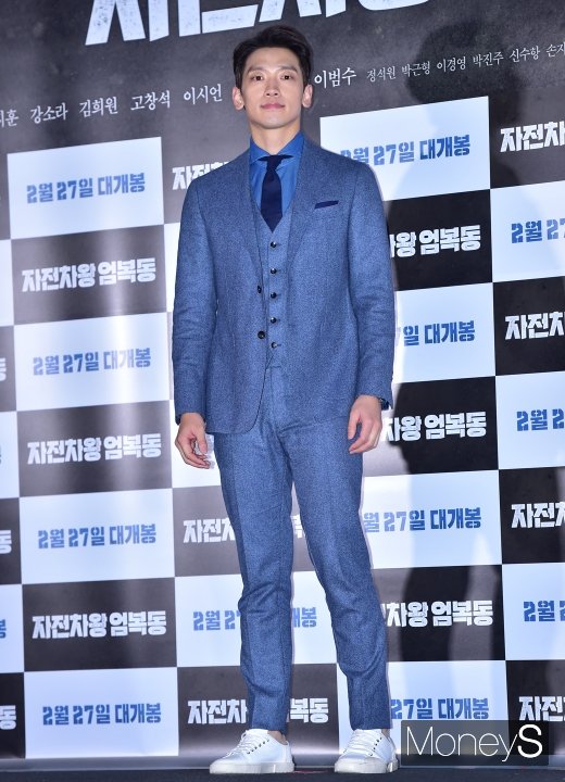 [머니S포토] 정지훈, 딱 떨어지는 슈트핏
