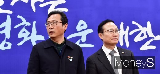 [머니S포토] 어색한 면담