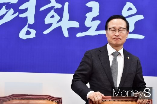 [머니S포토] 두눈 질끈 감은 홍영표