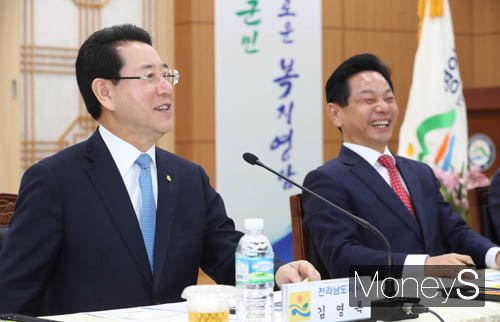 '도민과 대화' 둘째날인 19일 전남 영암군을 방문한 김영록 전남도지사(왼쪽)와 전동평 영암군수가 도민과 대화 도중 환하게 웃고 있다. /사진=전남도 제공