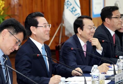 19일 오후 목포에서 열린 도민과 대화에 참석한 김영록 전남도지사와 김종식 목포시장 /사진=전남도 제공