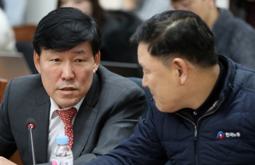 이철수 경제사회노동위원회 노동시간제도개선위원장(왼쪽)과 이성경 한국노총 사무총장이 19일 오후 서울 종로구 경제사회노동위원회 대회의실에서 열린 제9차 노동시간제도개선위원회 전체회의 시작 전 대화를 하고 있다. / 사진=뉴스1 오장환 기자