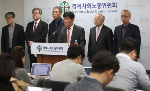 노사정 사회적 대화 기구인 경제사회노동위원회(경사노위)가 탄력근로제 단위 기간을 현행 최대 3개월에서 최대 6개월로 연장하는 방안에 합의한 19일 오후 서울 경사노위에서 이철수 경사노위 노동시간제도개선위원회 위원장이 합의 결과를 발표 하고 있다. 왼쪽 두번째부터 이재갑 고용노동부장관, 김주영 한국노총 위원장, 이 위원장, 손경식 한국경영자총협회장, 문성현 경제사회노동위원회 위원장. /사진=뉴스1 오장환 기자