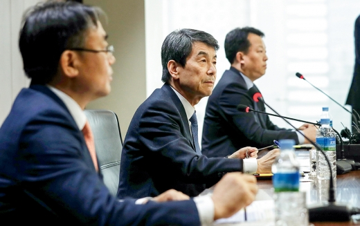 지난 1월31일 서울 영등포구 산업은행 본점에서 열린 '대우조선해양 민영화 관련 기자간담회'에서 이동걸 산업은행 회장이 질의응답 하고 있다./사진=머니투데이 김휘선 기자