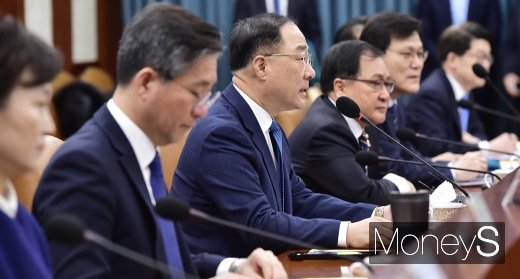 [머니S포토] 5G 등 제2차 혁신성장회의 주재하는 홍남기
