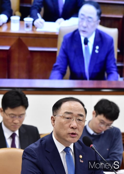 [머니S포토] 제2차 혁신성장회의, 모두발언하는 홍남기