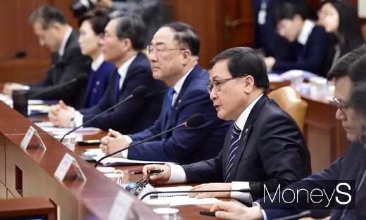 [머니S포토] 5G 서비스 관련 과기부 입장 밝히는 유영민 장관