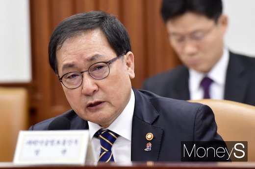 [머니S포토] 제2차 혁신성장전략회의, 발언하는 유영민
