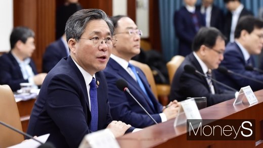 [머니S포토] 제2차 혁신성장회의, 모두발언하는 성윤모 장관