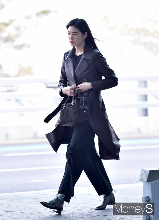 [머니S포토] 정은채, 여전사 같은 롱가죽 코트 패션