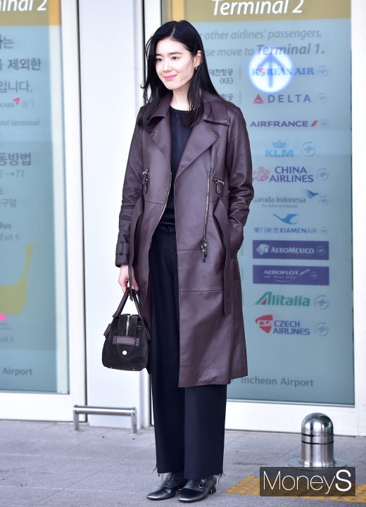 [머니S포토] 정은채, 아무나 소화하기 힘든 가죽 롱코트