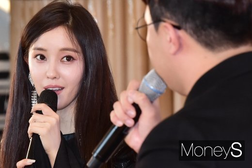 [머니S포토] 타이틀곡 입꼬리 관련 질문 받는 효민