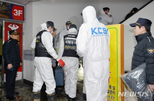 대구 중구 포정동 주상복합아파트 화재 이틀째인 20일 오전 현장감식을 위해 경찰·소방·국과수·전기안전공사 등 합동감식반이 화재현장으로 들어가고 있다./사진=뉴시스 우종록 기자