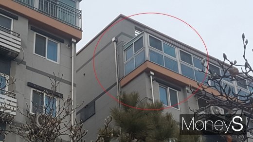 불법 증축(빨간 동그라미 안)이 의심되는 서울시내 한 빌라의 베란다. /사진=김창성 기자