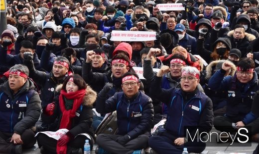 [머니S포토] 탄력근로제 합의, 엇갈리 양대노총 반응