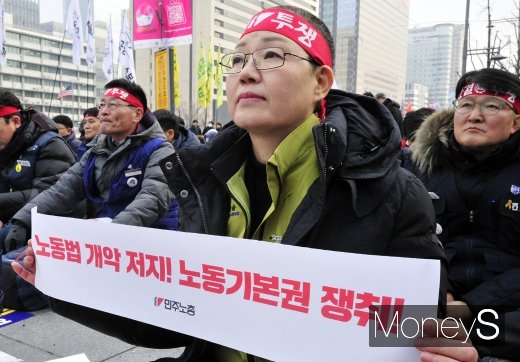 [머니S포토] 탄력근로제 관련 민노총 결의대회, 시선붙잡는 글귀