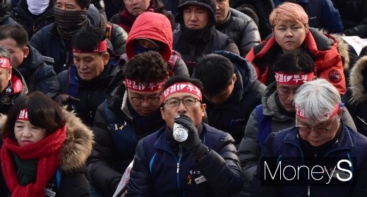 [머니S포토] 목 축이는 김명환 민노총위원장